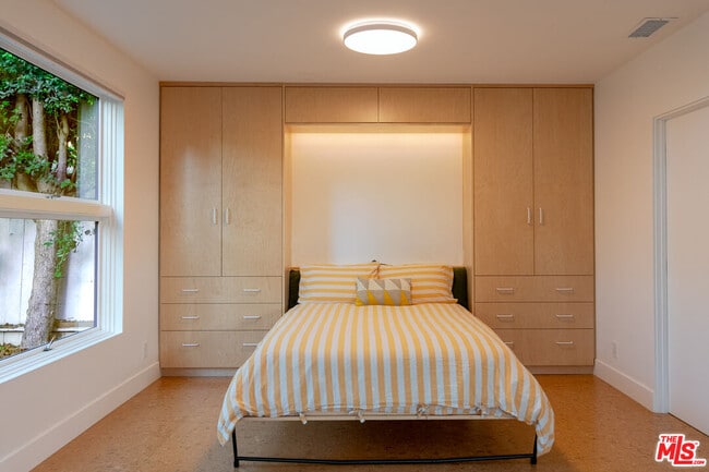 Building Photo - 5676 Hub St