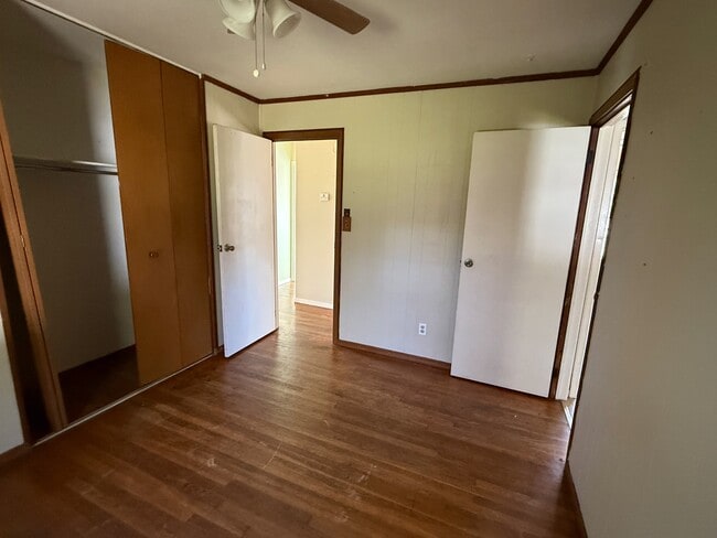 Building Photo - 406 Meadow Ln