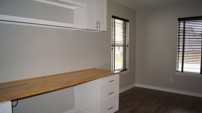 Building Photo - Lovely, upgraded DuPont home