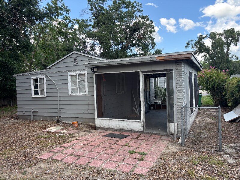 Building Photo - 303 E Hydrangia St