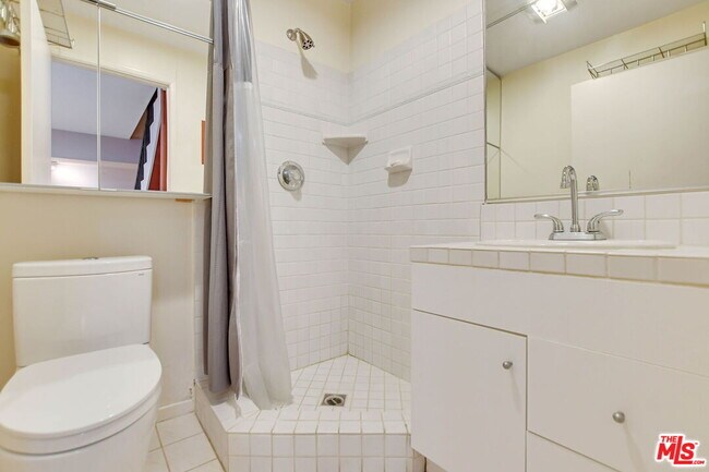 Building Photo - 344 S Swall Dr