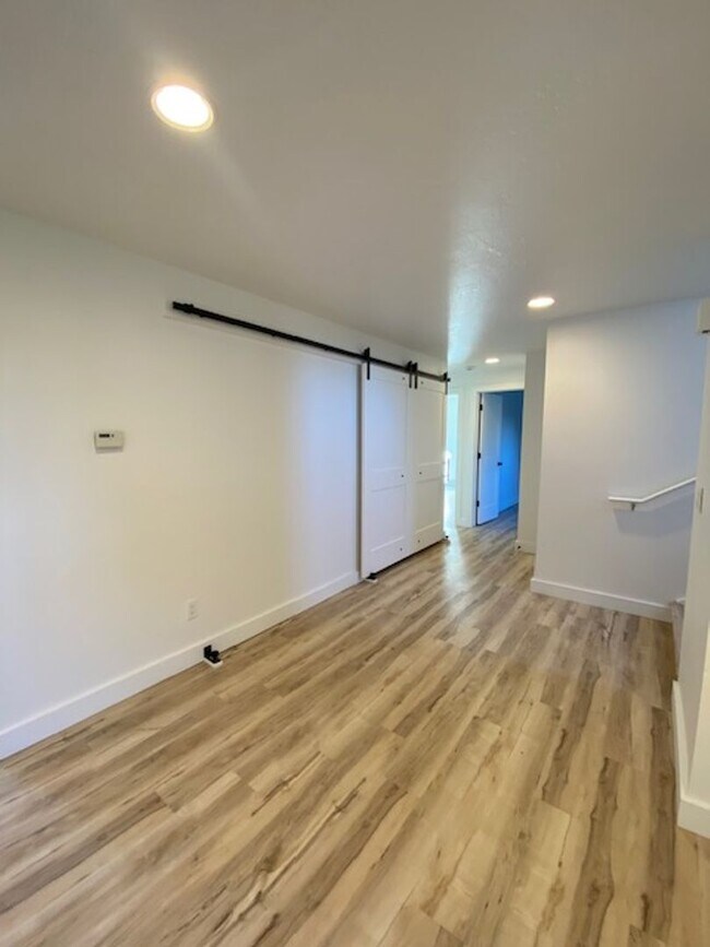 Building Photo - 107