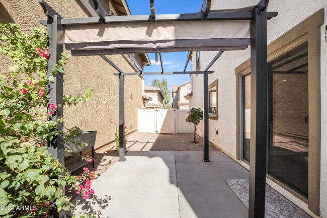 Building Photo - 5817 E Hampton Ave