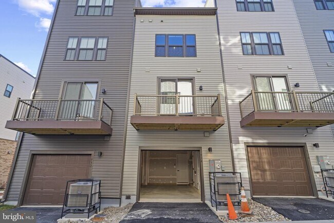 Building Photo - 734 Watts St