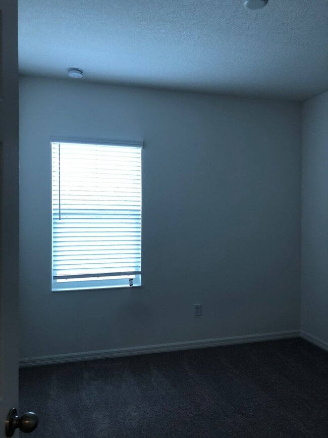 Building Photo - 4BD/3.5BA Townhome in Ravenna Winter Garden!