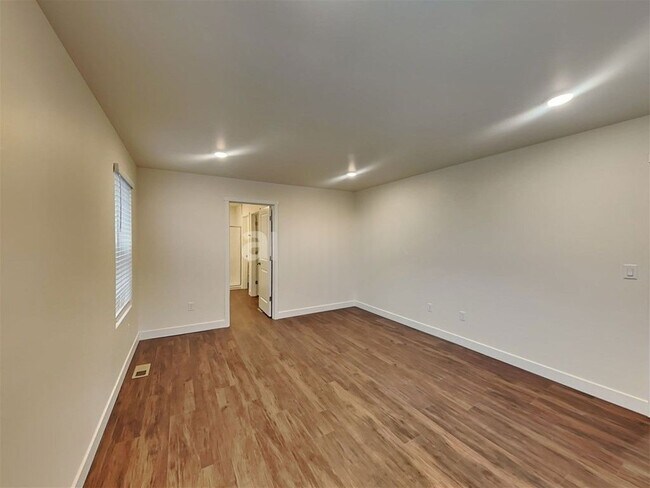Building Photo - 3530 85th Dr NE