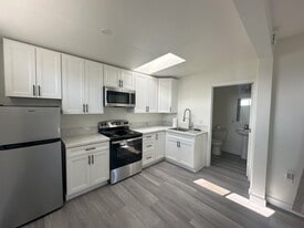 Building Photo - 370 Alpine Ave