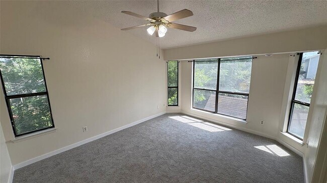 Building Photo - 4703 Saloma Pl