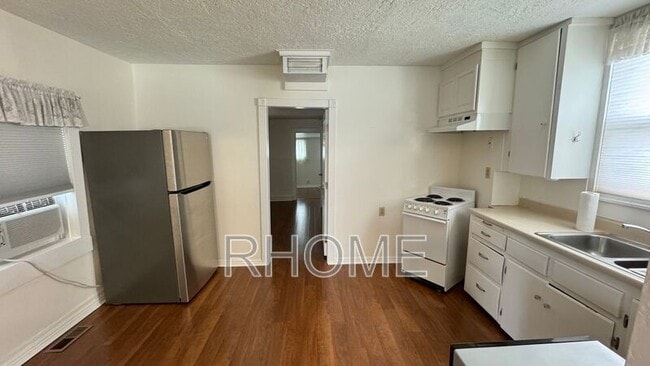 Building Photo - 1054 Wilson Ave S