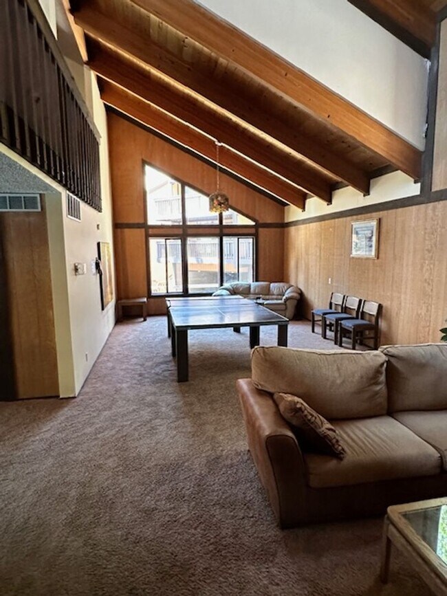 Building Photo - True Skier's Condo! Available for a Seasonal tern rental (3-6 months). Call me today!!