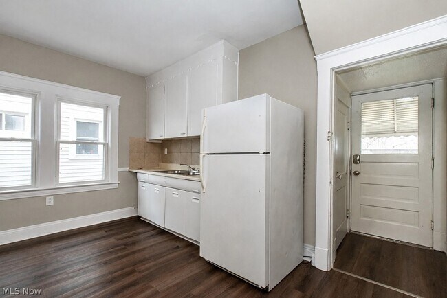 Building Photo - 3100 Montclair Ave