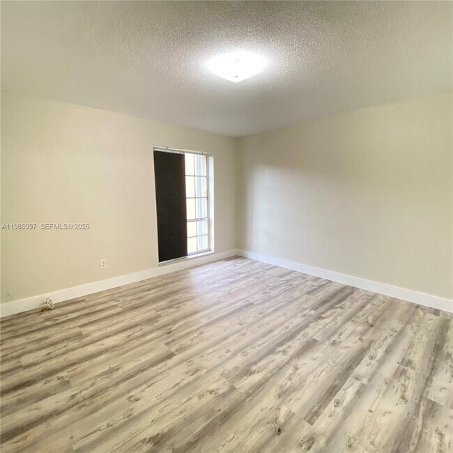 Building Photo - 10794 N Kendall Dr