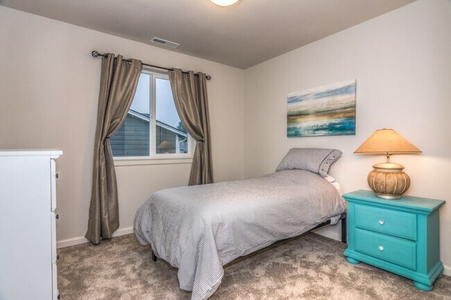 Building Photo - Spacious 3 Bedroom Home, Great Southeast B...