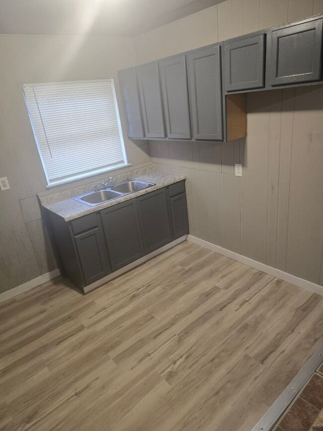 Building Photo - 2 Bedroom With Bonus Room in Basement