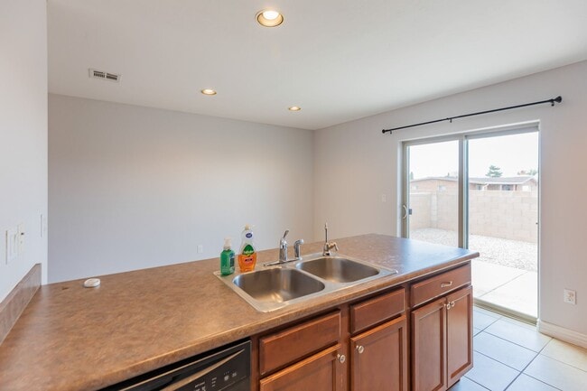 Building Photo - Beautiful 3 Bedroom/2 Bath Home