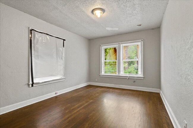 Building Photo - 2 Bed 1 Bath