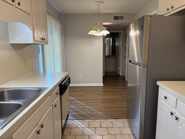 Building Photo - 1 Bedroom, 1 Bathroom Condo in High Point!