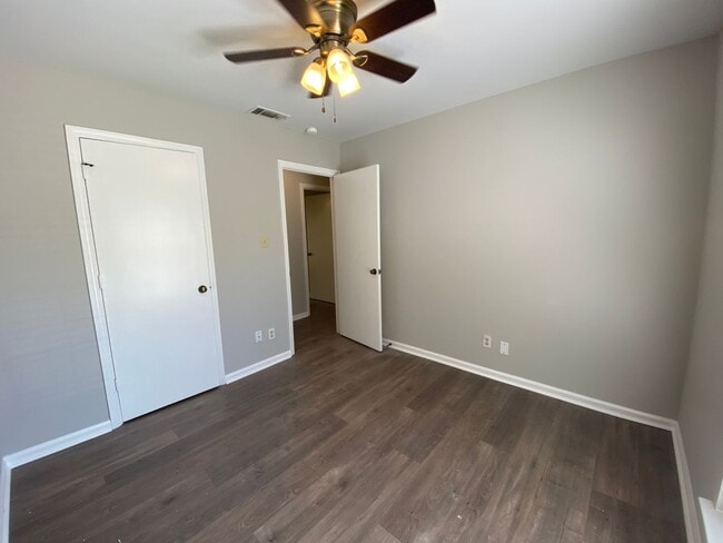 Building Photo - 4 bedroom 2 bath in Village Green