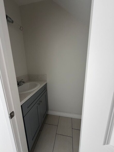 Building Photo - 2052 Lewis Ave