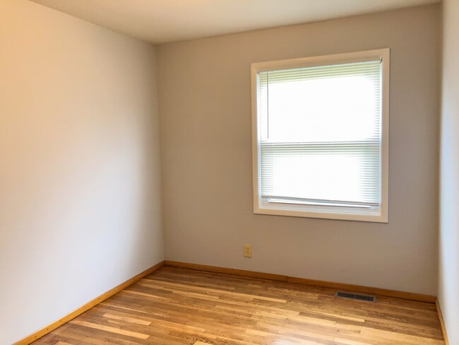 Building Photo - 12160 Bennington Pl