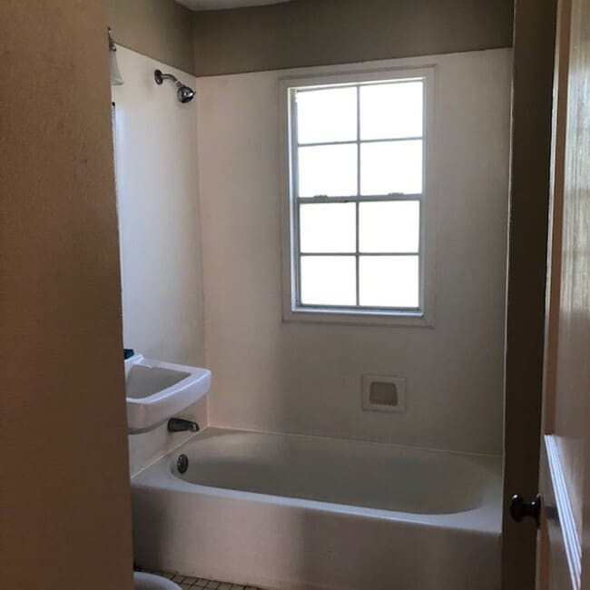 Building Photo - Great location in Garden District seconds from Downtown and LSU.