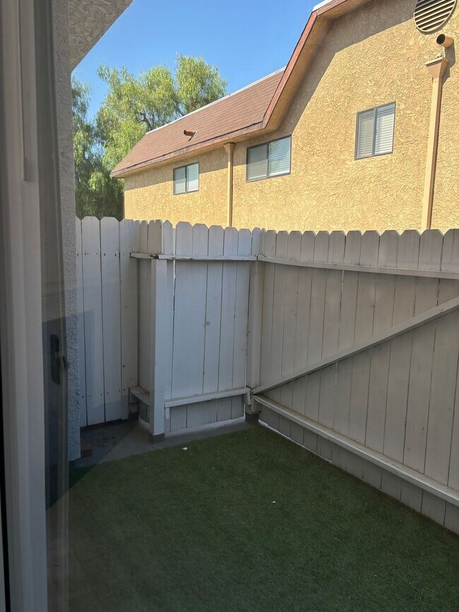 Building Photo - Spacious-Bright 3 Bedroom 2.5 Two story Ba...
