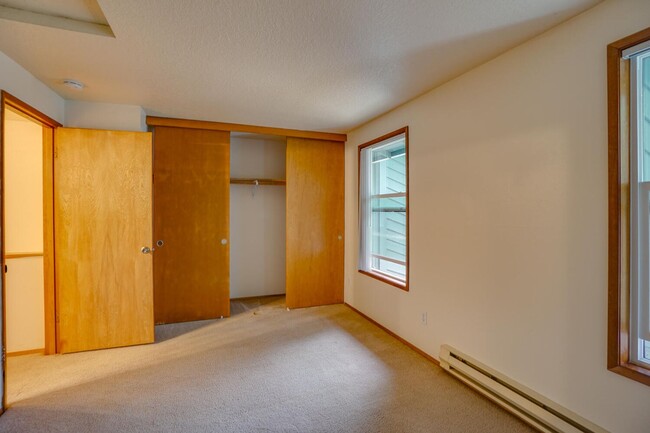 Building Photo - December Rent Free! Fanno Creek Condo - Lo...