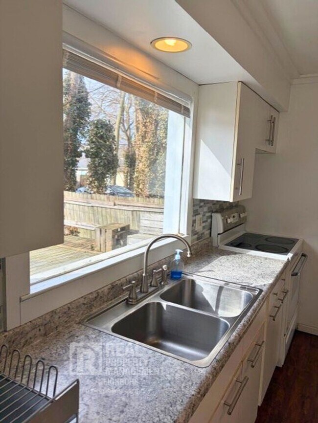 Building Photo - Welcome to Spacious 4 Bedroom, 1 Bathroom Holland Home