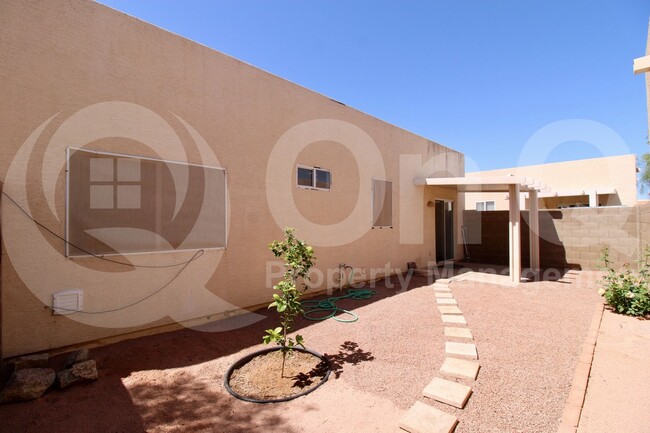 Building Photo - 2300 E Magma Rd