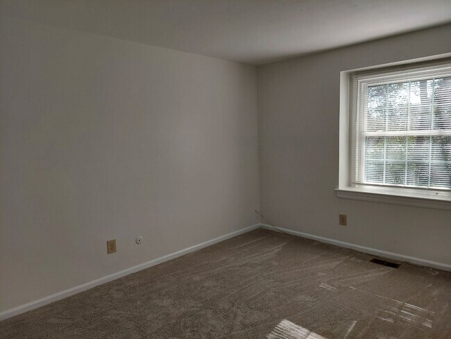 Building Photo - 5 BR 2.5 SINGLE FAMILY HOME