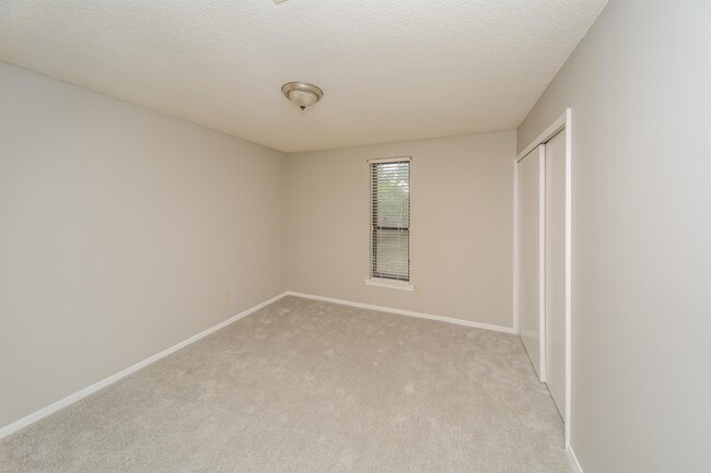 Building Photo - 5722 Ballenmoor Dr