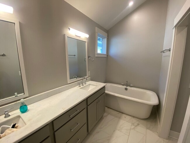 Building Photo - Prime East End Rental Home
