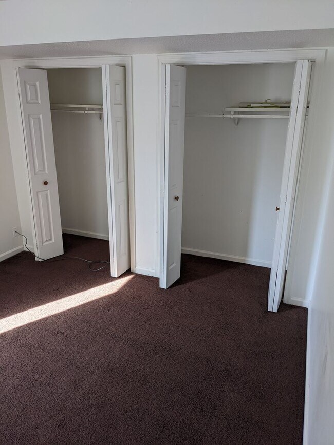 Building Photo - 1709 E Willow Ct