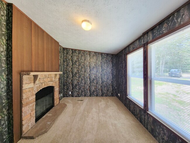 Building Photo - Cozy and Adorable home 4 bedroom 2 bath ho...