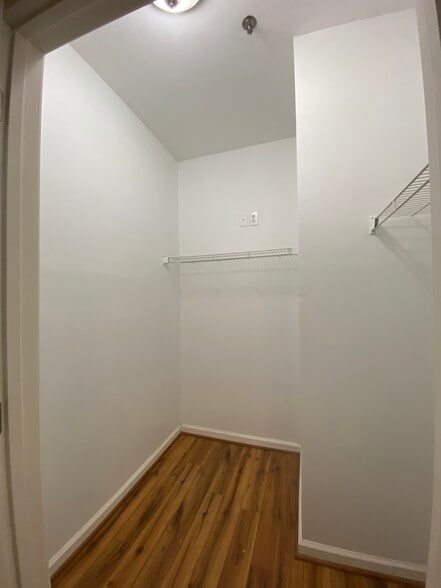 Walk-in closet - 1523 Telfair Way