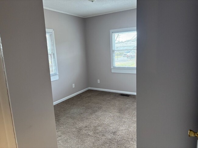 Building Photo - 1657 Redwood Dr