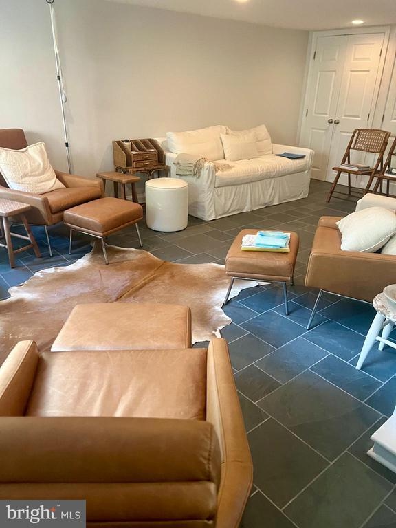 Building Photo - 1002 Crest Rd