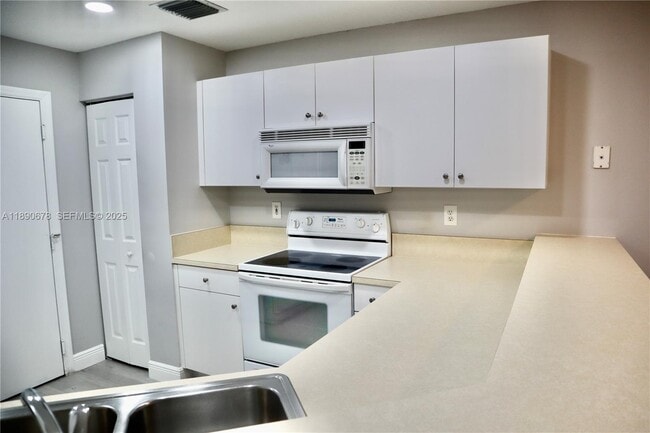 Building Photo - 8656 Southgate Shores Cir