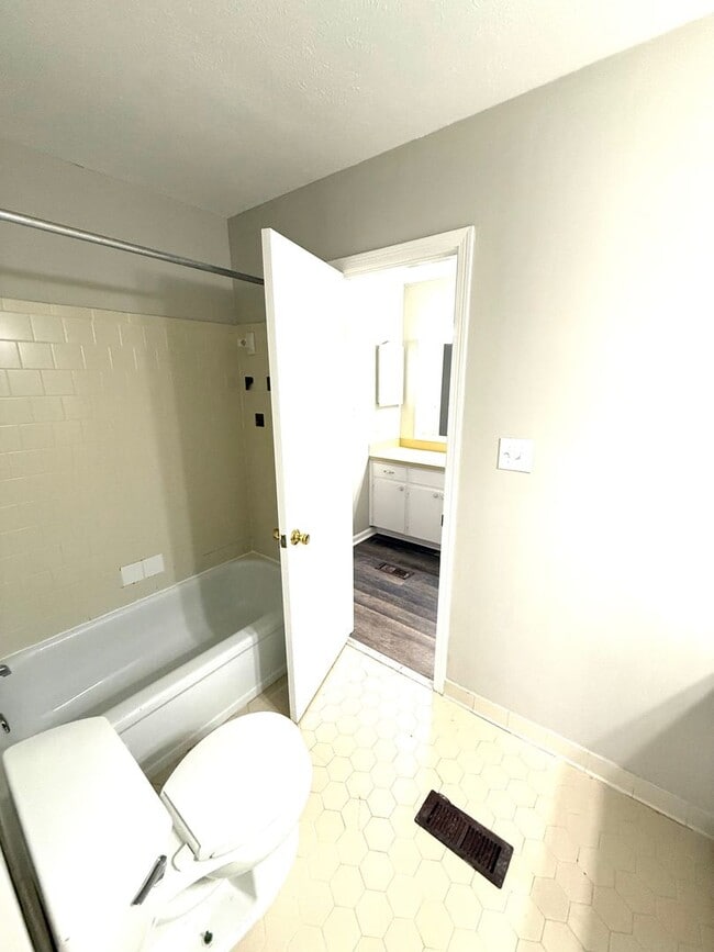 Building Photo - ** 3 Bed 2.5 Bath located close to Shakespear park ** Call 334-366-9198 to schedule a self-showin...
