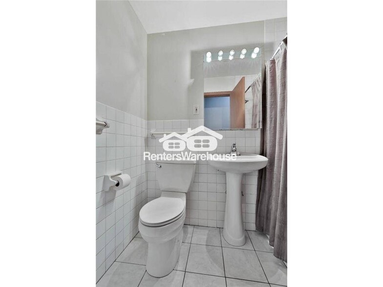 Building Photo - 1241 Holly Dr E