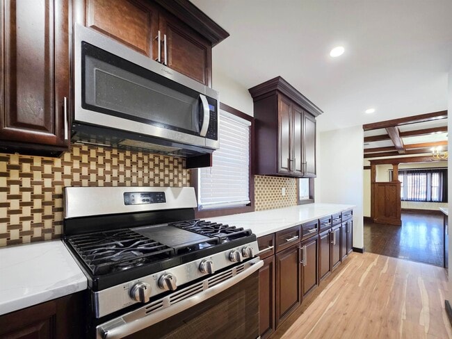 Building Photo - 18 Bergen Ave