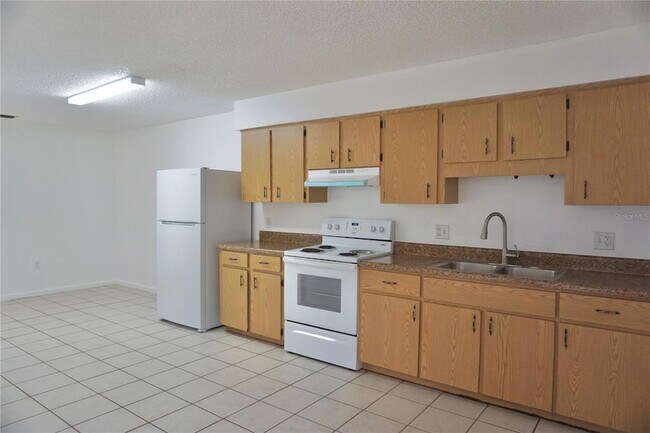 Building Photo - 2567 Elm Ave
