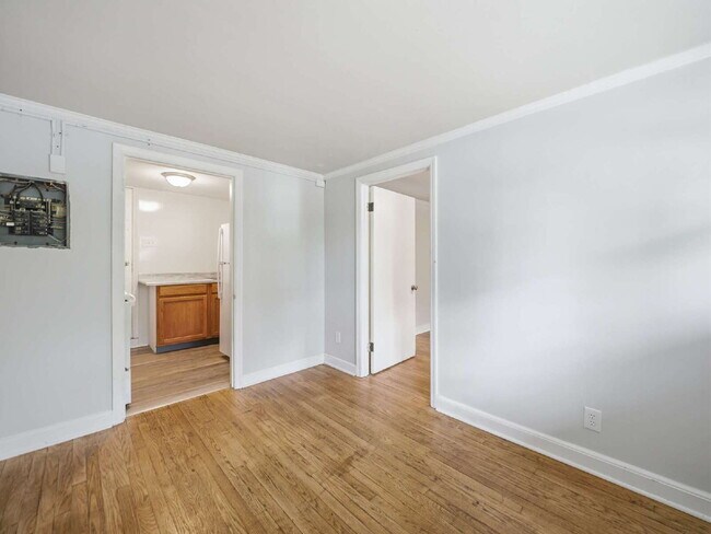 Building Photo - Completely renovated 1-bedroom, 1-bath apartment with LVP flooring with off-street parking
