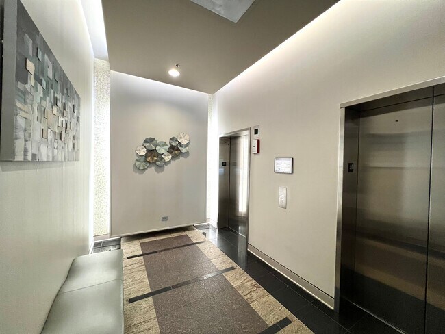 Building Photo - 210 S Desplaines St