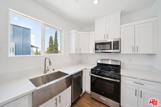 Building Photo - 6336 Beck Ave