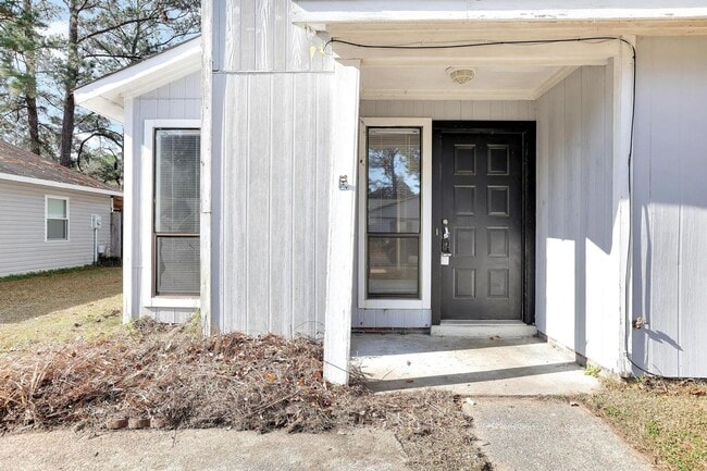 Building Photo - Adorable Duplex!