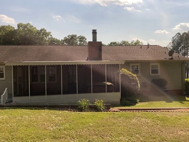 Building Photo - 3 Bedroom 2 Bathroom