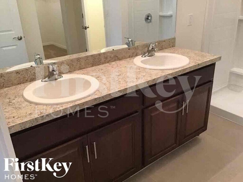 Building Photo - 411 SE 24th St