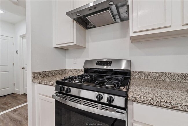 Building Photo - AUGUST PRE-LEASE!! Adorable 3/2 close to D...