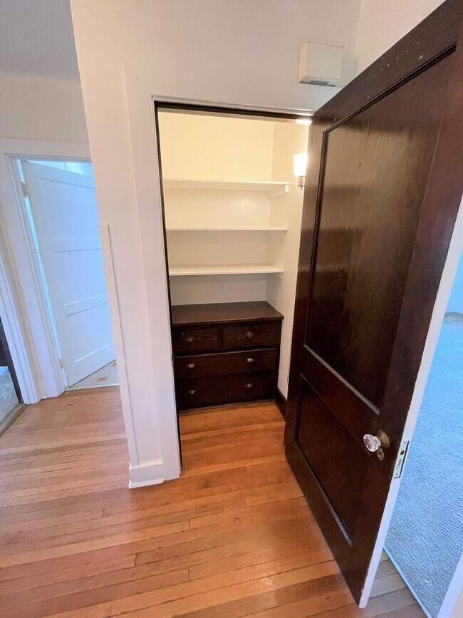 Building Photo - 1093 E Main St